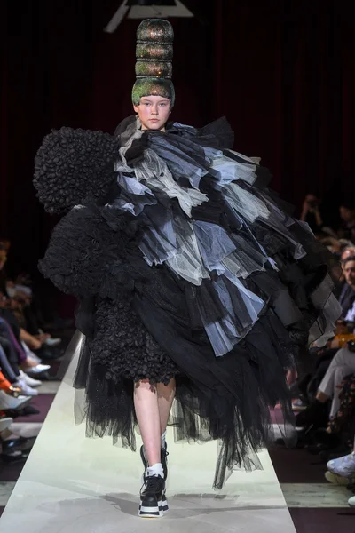 Look 16